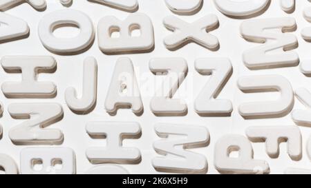 Mot de jazz entouré de lettres moulées blanches aléatoires. Gros plan sur l'inscription Banque D'Images