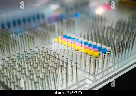 Jeu de fraises en carbure dentaire, outils dentaires, équipement en rangée Banque D'Images