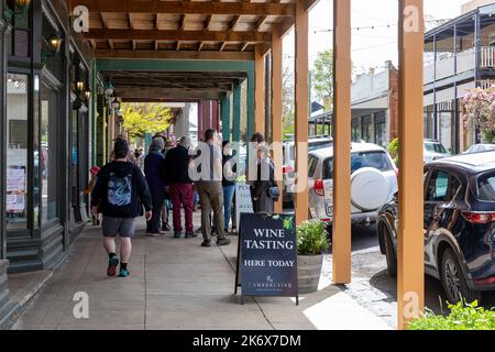 Historique Millthorpe près d'Orange dans le centre de tablelands NSW, les gens dégustation de vins à Pym Street à Tamburlaine bio Wines, NSW, Australie Banque D'Images