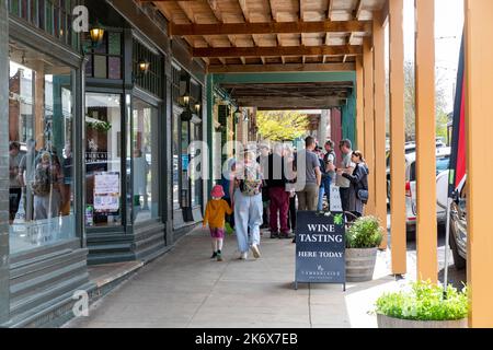 Historique Millthorpe près d'Orange dans le centre de tablelands NSW, les gens dégustation de vins à Pym Street à Tamburlaine bio Wines, NSW, Australie Banque D'Images