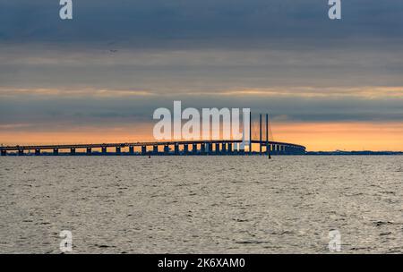 Le pont d'Öresund (7845 mètres de long) depuis Dragör (Sjelland, Danemark) relie le Danemark et la Suède et est le plus long pont ferroviaire et autoroutier d'E Banque D'Images