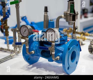 Clapet de réduction de pression PRV. Commande hydraulique de Pillot. Vanne de procédé industriel. Banque D'Images
