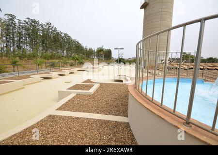 Espace repos et détente avec bancs en béton dans un complexe de luxe. Brésil. la nature en arrière-plan Banque D'Images