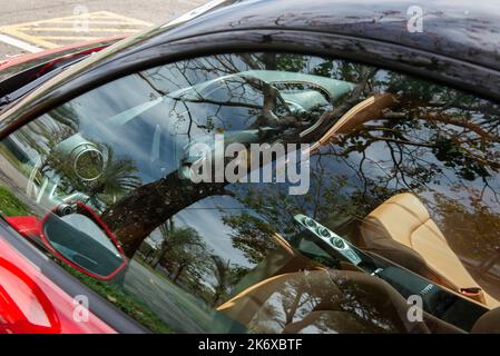 Atibaia - Brésil, 7 octobre 2022: Vue de l'intérieur d'une Ferrari F8 Tribto, se concentre sur le volant d'une Ferrari rouge hypercar au milieu de la réflexion Banque D'Images