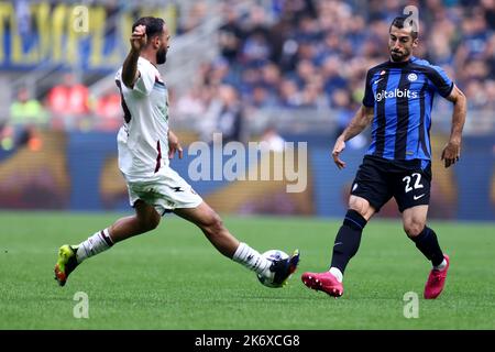 Grigoris Kastanos de nous Salernitana et Hakan Calhanoglu du FC Internazionale bataille pour le ballon pendant la série Un match entre le FC Internazionale et nous Salernitana au Stadio Giuseppe Meazza sur 16 octobre 2022 à Milan Italie . Credit: Marco Canoniero / Alamy Live News Banque D'Images