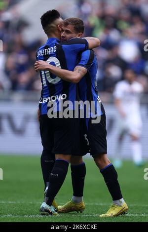 Nicolo Barella du FC Internazionale célèbre après avoir marqué le deuxième but de son équipe avec Lautaro Martinez, pendant la série Un match entre le FC Internazionale et nous Salerntana au Stadio Giuseppe Meazza sur 16 octobre 2022 à Milan Italie . Credit: Marco Canoniero / Alamy Live News Banque D'Images