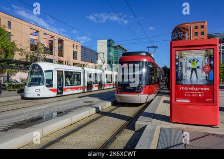 Frankreich, Lyon, moderne Straßenbahn T4 und Rhoneexpress in part-Dieu // France, Lyon, tramway moderne T4 et Rhoneexpress at part-Dieu Banque D'Images