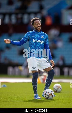 Birmingham, Royaume-Uni. 16th octobre 2022. Birmingham, Royaume-Uni. 16th octobre 2022. Raheem Sterling #17 de Chelsea se réchauffe pendant le match de Premier League Aston Villa vs Chelsea à Villa Park, Birmingham, Royaume-Uni, 16th octobre 2022 (photo de Phil Bryan/News Images) crédit: News Images LTD/Alay Live News Banque D'Images