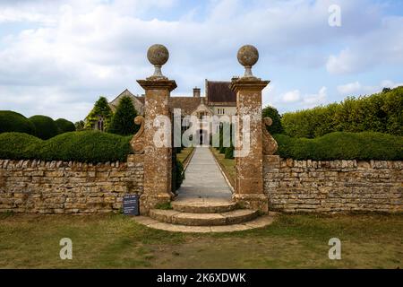 Vue de face du manoir Lytes Cary avec chapelle et jardin Apôtre, près de Charlton Mackrell et Somerton, Somerset, Angleterre, Royaume-Uni. Banque D'Images