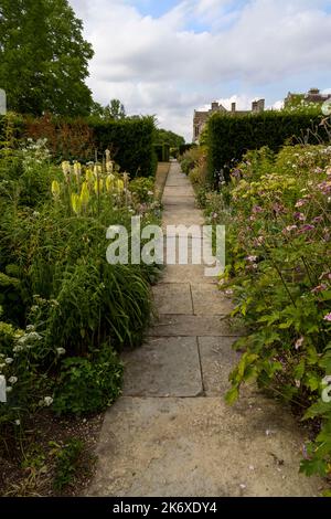 Jardins de style art et artisanat au manoir Lytes Cary, près de Charlton Mackrell et Somerton, Somerset, Angleterre, Royaume-Uni. Banque D'Images