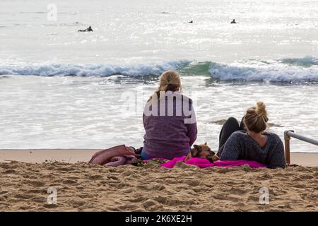 Bournemouth, Dorset, Royaume-Uni. 16th octobre 2022. Météo au Royaume-Uni : une belle journée automnale chaude avec des intervalles ensoleillés pendant que les visiteurs se rendent à la plage de Bournemouth pour profiter de la chaleur et du soleil. Crédit : Carolyn Jenkins/Alay Live News Banque D'Images