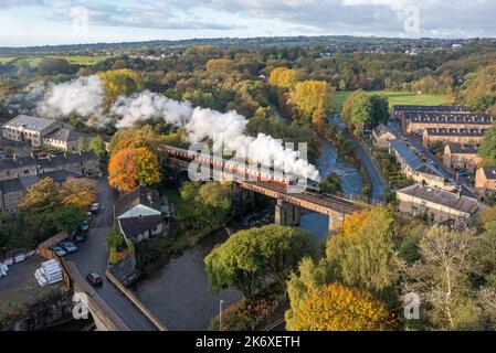 East Lancashire Railway Steam Gala, Bury, Royaume-Uni. 16th octobre 2022. LNWR Coal Tank 1054 08:45 Bury to Rawtenstall traversant Brooksbottom Viaduct à Summerseat en plein boom d'automne. Crédit : Tom McAtee/Alay Live News Banque D'Images