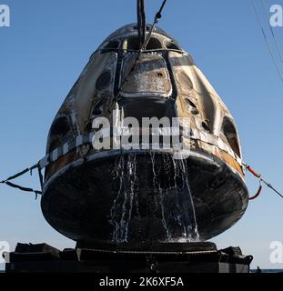 Les équipes de soutien élèvent le vaisseau spatial SpaceX Crew Dragon Freedom à bord du navire de récupération Megan peu après son atterrissage avec les astronautes de la NASA Kjell Lindgren, Robert Hines, Jessica Watkins et l'astronaute de l'Agence spatiale européenne Samantha Cristoforetti, à bord de l'océan Atlantique, au large des côtes de Jacksonville, en Floride, le vendredi 14 octobre 2022. Lindgren, Hines, Watkins et Cristoforetti reviennent après 170 jours dans l'espace dans le cadre des expéditions 67 et 68 à bord de la Station spatiale internationale. Crédit obligatoire : Bill Ingalls/NASA via CNP/MediaPunch Banque D'Images