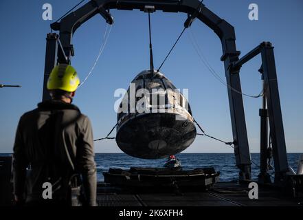 Les équipes de soutien élèvent le vaisseau spatial SpaceX Crew Dragon Freedom à bord du navire de récupération Megan peu après son atterrissage avec les astronautes de la NASA Kjell Lindgren, Robert Hines, Jessica Watkins et l'astronaute de l'Agence spatiale européenne Samantha Cristoforetti, à bord de l'océan Atlantique, au large des côtes de Jacksonville, en Floride, le vendredi 14 octobre 2022. Lindgren, Hines, Watkins et Cristoforetti reviennent après 170 jours dans l'espace dans le cadre des expéditions 67 et 68 à bord de la Station spatiale internationale. Crédit obligatoire : Bill Ingalls/NASA via CNP/MediaPunch Banque D'Images