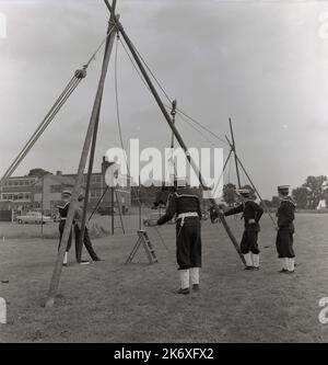 1960s, cadets de la mer historiques effectuant des exercices d'entraînement, RAF Halton, Bucks, Angleterre, Royaume-Uni. Fondée en 1856, Sea Cadets est la plus grande association caritative de jeunesse maritime du Royaume-Uni, pour les personnes âgées de 10 à 18 ans. Les cadets acquièrent des compétences de vie comme le leadership et l'équipe qui travaillent par des activités d'aventure nautique. Banque D'Images