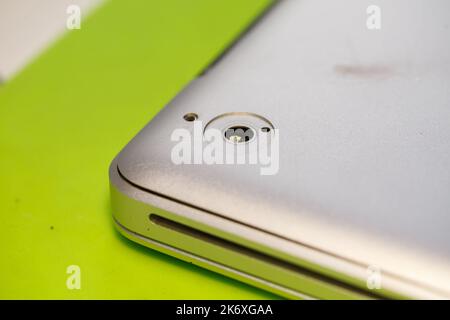 Atelier ou service professionnel de réparation d'ordinateurs et de tablettes. Capot arrière de l'ordinateur portable. Concept électronique. Ordinateur portable en réparation Banque D'Images