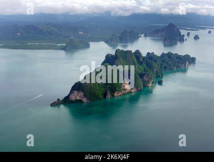 Vue aérienne survolant un groupe d'îles vertes tropicales dans la baie de Phang Nga, la mer d'Andaman en Thaïlande, paysage marin, vert et bleu, couleur turquoise Banque D'Images