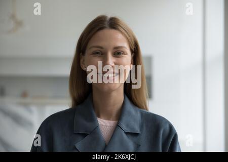 Portrait de la tête femme en manteau gris pose à l'intérieur Banque D'Images