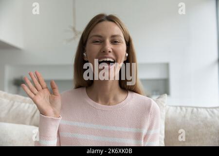 Portrait entête joyeuse femme salutation ami commencer appel vidéo Banque D'Images