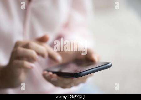 Gros plan sur les mains de femmes inconnues à l'aide d'un smartphone moderne Banque D'Images