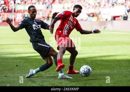 ENSCHEDE - Damil Dankerlui du FC Groningen, Virgile Misidjan du FC Twente (lr) pendant le match néerlandais Eredivisiie entre le FC Twente et le FC Groningen au stade de Grolsch Veste sur 16 octobre 2022 à Enschede, pays-Bas. ANP VINCENT JANNINK Banque D'Images