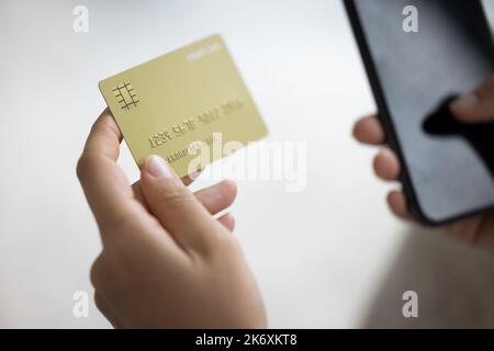 Gros plan les mains des femmes tiennent le smartphone et la carte de crédit Banque D'Images