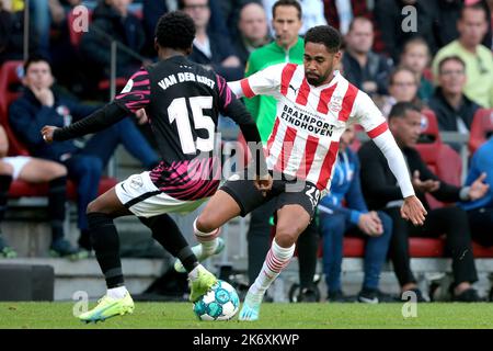 EINDHOVEN - (lr) Djevencio van der Kust du FC Utrecht, Philipp Mwene du PSV Eindhoven lors du match néerlandais Eredivisie entre le PSV Eindhoven et le FC Utrecht au stade Phillips sur 16 octobre 2022 à Eindhoven, pays-Bas. PNA JEROEN PUTMANS Banque D'Images