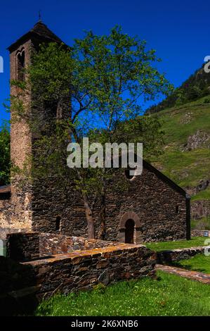 Església de Sant Martí (église Saint Martin), une église romane médiévale à la Cortinada dans la vallée d'Ordino en Andorre. L'église a été construite en 1000s et 1100s après J.-C. et se dresse au milieu de pentes accidentées mais bien boisées dans l'est des Pyrénées. Banque D'Images