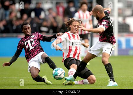 EINDHOVEN - (lr) Djevencio van der Kust du FC Utrecht, Xavi Simons du PSV Eindhoven, Mark van der Maarel du FC Utrecht lors du match de première ligue néerlandais entre le PSV Eindhoven et le FC Utrecht au stade Phillips sur 16 octobre 2022 à Eindhoven, pays-Bas. PNA JEROEN PUTMANS Banque D'Images
