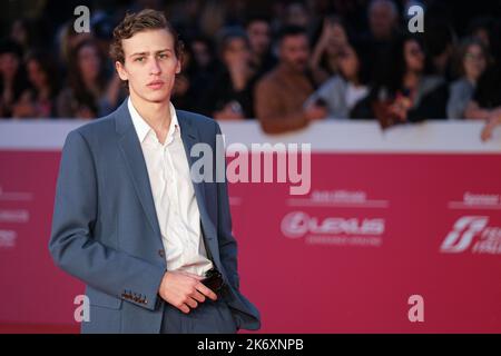 Rome, Italie. 15th octobre 2022. Mattia Carrano pour le film 'Rapiniamo il Duce' sur tapis rouge pendant les 3rd jours du Festival du film de Rome. (Photo par Elena Vizoca/Pacific Press) crédit: Pacific Press Media production Corp./Alay Live News Banque D'Images