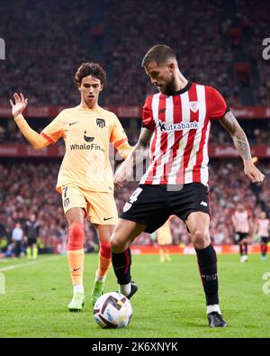 Inigo Martinez du Club Athlétique rivalise pour le ballon avec Joao Felix de l'Atletico de Madrid lors du championnat espagnol la Liga football match entre le Club Athlétique et l'Atletico de Madrid sur 15 octobre 2022 à San Mames à Bilbao, Espagne - photo: Ricardo Larreina/DPPI/LiveMedia Banque D'Images