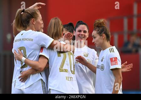 Célébration collective autour de Lina MAGULL (RE, FCB) après 4-0 avec Jovana DAMNJANOVIC (FCB), Leonie MAIER (FCB), Georgia STANWAY (FCB), Sarah ZADRAZIL (FCB), jubilation, joie, enthousiasme, action. Football FlyerAlarm Bundesliga saison des femmes 2022/2023, 4th match, matchday04, FC Bayern Munich - 1.FC Cologne 4-0 sur 16 octobre 2022, campus du FC Bayern. ? Banque D'Images