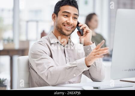 Permettez-moi de voir si je peux le trouver. un beau jeune homme d'affaires qui fait un faux-faux tout en travaillant au bureau. Banque D'Images