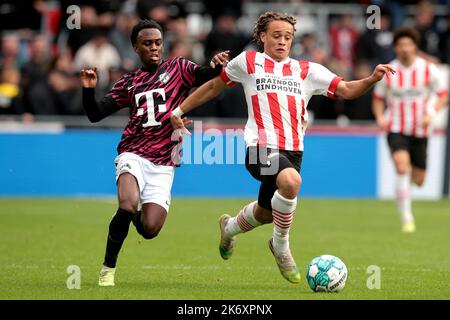 EINDHOVEN - (lr) Djevencio van der Kust du FC Utrecht, Xavi Simons du PSV Eindhoven lors du match néerlandais Eredivisie entre le PSV Eindhoven et le FC Utrecht au stade Phillips sur 16 octobre 2022 à Eindhoven, pays-Bas. PNA JEROEN PUTMANS Banque D'Images