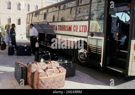 Bagages chargés dans l'autocar, Jérusalem, Israël pour les passagers d'un pèlerinage en Terre Sainte Banque D'Images