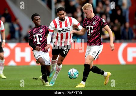 EINDHOVEN - (lr) Djevencio van der Kust du FC Utrecht, Rocco Robert Shein du FC Utrecht, Philipp Mwene du PSV Eindhoven lors du match de première ligue néerlandais entre le PSV Eindhoven et le FC Utrecht au stade Phillips sur 16 octobre 2022 à Eindhoven, pays-Bas. PNA JEROEN PUTMANS Banque D'Images