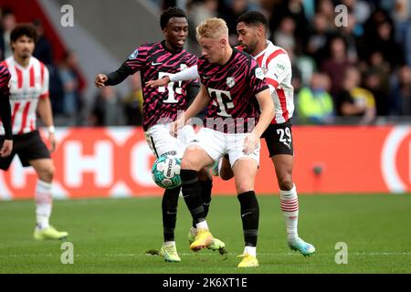 EINDHOVEN - (lr) Djevencio van der Kust du FC Utrecht, Rocco Robert Shein du FC Utrecht, Philipp Mwene du PSV Eindhoven lors du match de première ligue néerlandais entre le PSV Eindhoven et le FC Utrecht au stade Phillips sur 16 octobre 2022 à Eindhoven, pays-Bas. PNA JEROEN PUTMANS Banque D'Images