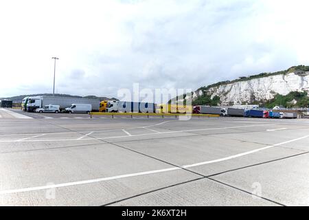 Camions de fret et voitures garées au port de Douvres, Kent, Royaume-Uni. Les falaises blanches de Douvres en arrière-plan.7 septembre 2022 Banque D'Images