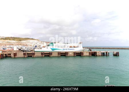 Ferry Irish Ferries Cross-Channel au port de Douvres, en Angleterre, au Royaume-Uni. Les falaises blanches de Douvres en arrière-plan. 7 septembre 2022. Banque D'Images