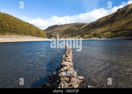 Haweswater, Cumbria - 16 octobre 2022 - le hameau anglais perdu de Mardale Green, à l'extrémité nord de Haweswater, dans le district des lacs, a émergé des eaux basses. Malgré la forte pluie, le réservoir est encore très bas, couvrant les murs en pierre sèche et ce qui reste d'une vieille maison complète avec une porte en pierre. Il a été submergé à la fin de 1930s lorsque le niveau d'eau du lac de la vallée a été élevé pour former le réservoir Haweswater par Manchester Corporation. Une grande partie du Royaume-Uni est encore dans des conditions de sécheresse. Crédit photo : Scott cm/Alay Live News Banque D'Images