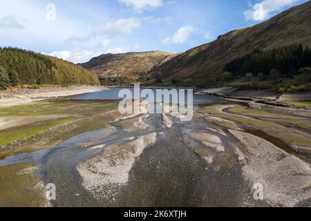 Haweswater, Cumbria - 16 octobre 2022 - le hameau anglais perdu de Mardale Green, à l'extrémité nord de Haweswater, dans le district des lacs, a émergé des eaux basses. Malgré la forte pluie, le réservoir est encore très bas, couvrant les murs en pierre sèche et ce qui reste d'une vieille maison complète avec une porte en pierre. Il a été submergé à la fin de 1930s lorsque le niveau d'eau du lac de la vallée a été élevé pour former le réservoir Haweswater par Manchester Corporation. Une grande partie du Royaume-Uni est encore dans des conditions de sécheresse. Crédit photo : Scott cm/Alay Live News Banque D'Images