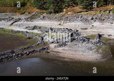 Haweswater, Cumbria - 16 octobre 2022 - le hameau anglais perdu de Mardale Green, à l'extrémité nord de Haweswater, dans le district des lacs, a émergé des eaux basses. Malgré la forte pluie, le réservoir est encore très bas, couvrant les murs en pierre sèche et ce qui reste d'une vieille maison complète avec une porte en pierre. Il a été submergé à la fin de 1930s lorsque le niveau d'eau du lac de la vallée a été élevé pour former le réservoir Haweswater par Manchester Corporation. Une grande partie du Royaume-Uni est encore dans des conditions de sécheresse. Crédit photo : Scott cm/Alay Live News Banque D'Images