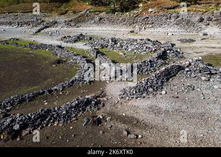 Haweswater, Cumbria - 16 octobre 2022 - le hameau anglais perdu de Mardale Green, à l'extrémité nord de Haweswater, dans le district des lacs, a émergé des eaux basses. Malgré la forte pluie, le réservoir est encore très bas, couvrant les murs en pierre sèche et ce qui reste d'une vieille maison complète avec une porte en pierre. Il a été submergé à la fin de 1930s lorsque le niveau d'eau du lac de la vallée a été élevé pour former le réservoir Haweswater par Manchester Corporation. Une grande partie du Royaume-Uni est encore dans des conditions de sécheresse. Crédit photo : Scott cm/Alay Live News Banque D'Images