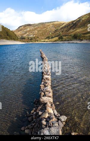 Haweswater, Cumbria - 16 octobre 2022 - le hameau anglais perdu de Mardale Green, à l'extrémité nord de Haweswater, dans le district des lacs, a émergé des eaux basses. Malgré la forte pluie, le réservoir est encore très bas, couvrant les murs en pierre sèche et ce qui reste d'une vieille maison complète avec une porte en pierre. Il a été submergé à la fin de 1930s lorsque le niveau d'eau du lac de la vallée a été élevé pour former le réservoir Haweswater par Manchester Corporation. Une grande partie du Royaume-Uni est encore dans des conditions de sécheresse. Crédit photo : Scott cm/Alay Live News Banque D'Images