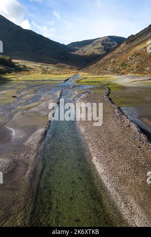 Haweswater, Cumbria - 16 octobre 2022 - le hameau anglais perdu de Mardale Green, à l'extrémité nord de Haweswater, dans le district des lacs, a émergé des eaux basses. Malgré la forte pluie, le réservoir est encore très bas, couvrant les murs en pierre sèche et ce qui reste d'une vieille maison complète avec une porte en pierre. Il a été submergé à la fin de 1930s lorsque le niveau d'eau du lac de la vallée a été élevé pour former le réservoir Haweswater par Manchester Corporation. Une grande partie du Royaume-Uni est encore dans des conditions de sécheresse. Crédit photo : Scott cm/Alay Live News Banque D'Images