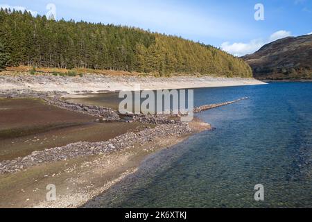 Haweswater, Cumbria - 16 octobre 2022 - le hameau anglais perdu de Mardale Green, à l'extrémité nord de Haweswater, dans le district des lacs, a émergé des eaux basses. Malgré la forte pluie, le réservoir est encore très bas, couvrant les murs en pierre sèche et ce qui reste d'une vieille maison complète avec une porte en pierre. Il a été submergé à la fin de 1930s lorsque le niveau d'eau du lac de la vallée a été élevé pour former le réservoir Haweswater par Manchester Corporation. Une grande partie du Royaume-Uni est encore dans des conditions de sécheresse. Crédit photo : Scott cm/Alay Live News Banque D'Images