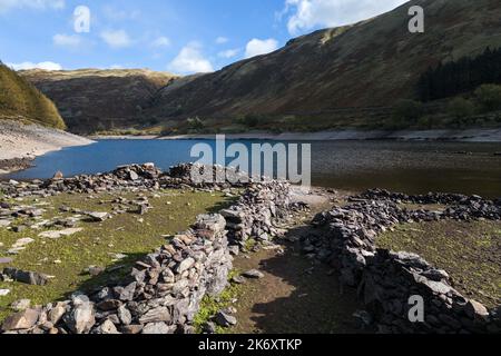 Haweswater, Cumbria - 16 octobre 2022 - le hameau anglais perdu de Mardale Green, à l'extrémité nord de Haweswater, dans le district des lacs, a émergé des eaux basses. Malgré la forte pluie, le réservoir est encore très bas, couvrant les murs en pierre sèche et ce qui reste d'une vieille maison complète avec une porte en pierre. Il a été submergé à la fin de 1930s lorsque le niveau d'eau du lac de la vallée a été élevé pour former le réservoir Haweswater par Manchester Corporation. Une grande partie du Royaume-Uni est encore dans des conditions de sécheresse. Crédit photo : Scott cm/Alay Live News Banque D'Images