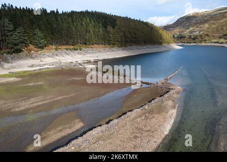 Haweswater, Cumbria - 16 octobre 2022 - le hameau anglais perdu de Mardale Green, à l'extrémité nord de Haweswater, dans le district des lacs, a émergé des eaux basses. Malgré la forte pluie, le réservoir est encore très bas, couvrant les murs en pierre sèche et ce qui reste d'une vieille maison complète avec une porte en pierre. Il a été submergé à la fin de 1930s lorsque le niveau d'eau du lac de la vallée a été élevé pour former le réservoir Haweswater par Manchester Corporation. Une grande partie du Royaume-Uni est encore dans des conditions de sécheresse. Crédit photo : Scott cm/Alay Live News Banque D'Images