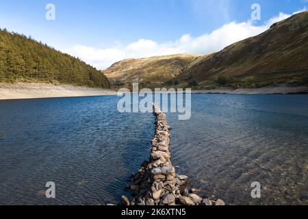 Haweswater, Cumbria - 16 octobre 2022 - le hameau anglais perdu de Mardale Green, à l'extrémité nord de Haweswater, dans le district des lacs, a émergé des eaux basses. Malgré la forte pluie, le réservoir est encore très bas, couvrant les murs en pierre sèche et ce qui reste d'une vieille maison complète avec une porte en pierre. Il a été submergé à la fin de 1930s lorsque le niveau d'eau du lac de la vallée a été élevé pour former le réservoir Haweswater par Manchester Corporation. Une grande partie du Royaume-Uni est encore dans des conditions de sécheresse. Crédit photo : Scott cm/Alay Live News Banque D'Images