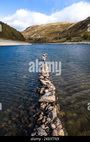 Haweswater, Cumbria - 16 octobre 2022 - le hameau anglais perdu de Mardale Green, à l'extrémité nord de Haweswater, dans le district des lacs, a émergé des eaux basses. Malgré la forte pluie, le réservoir est encore très bas, couvrant les murs en pierre sèche et ce qui reste d'une vieille maison complète avec une porte en pierre. Il a été submergé à la fin de 1930s lorsque le niveau d'eau du lac de la vallée a été élevé pour former le réservoir Haweswater par Manchester Corporation. Une grande partie du Royaume-Uni est encore dans des conditions de sécheresse. Crédit photo : Scott cm/Alay Live News Banque D'Images